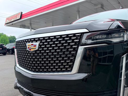 Used 2022 Cadillac Escalade Premium Luxury AWD/4WD image 16