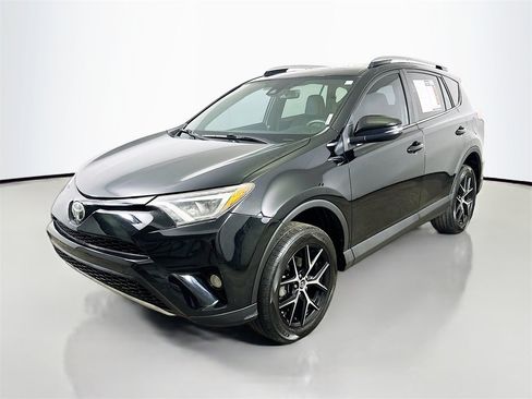 Used 2018 Toyota RAV4 SE image 3