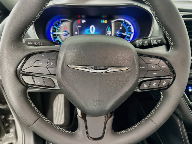 Used 2025 Chrysler Pacifica Premium FWD image 21