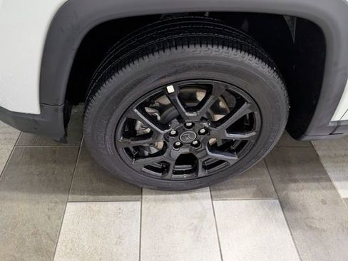Used 2025 Jeep Compass Latitude w/ Convenience Group AWD/4WD image 7