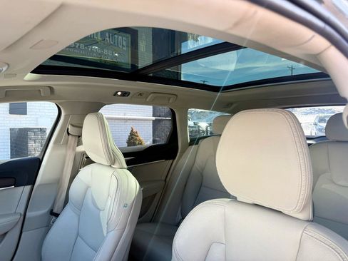 Used 2020 Volvo V90 T6 Cross Country image 18