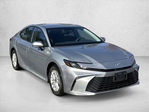 Used 2025 Toyota Camry LE image 4