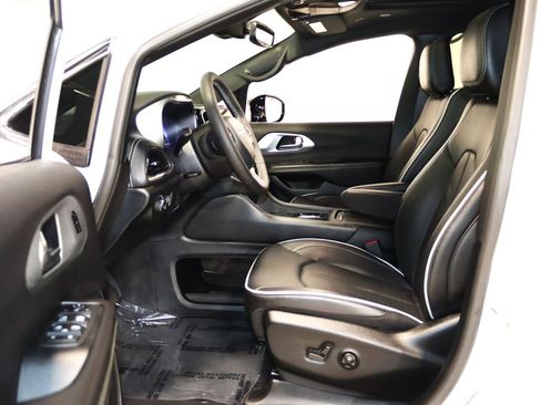 Used 2026 Chrysler Pacifica Limited FWD image 33