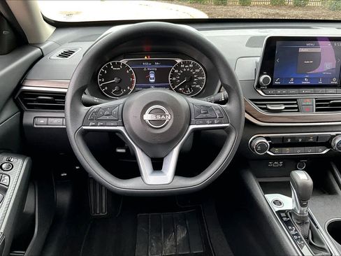 Used 2025 Nissan Altima 2.5 SV image 5