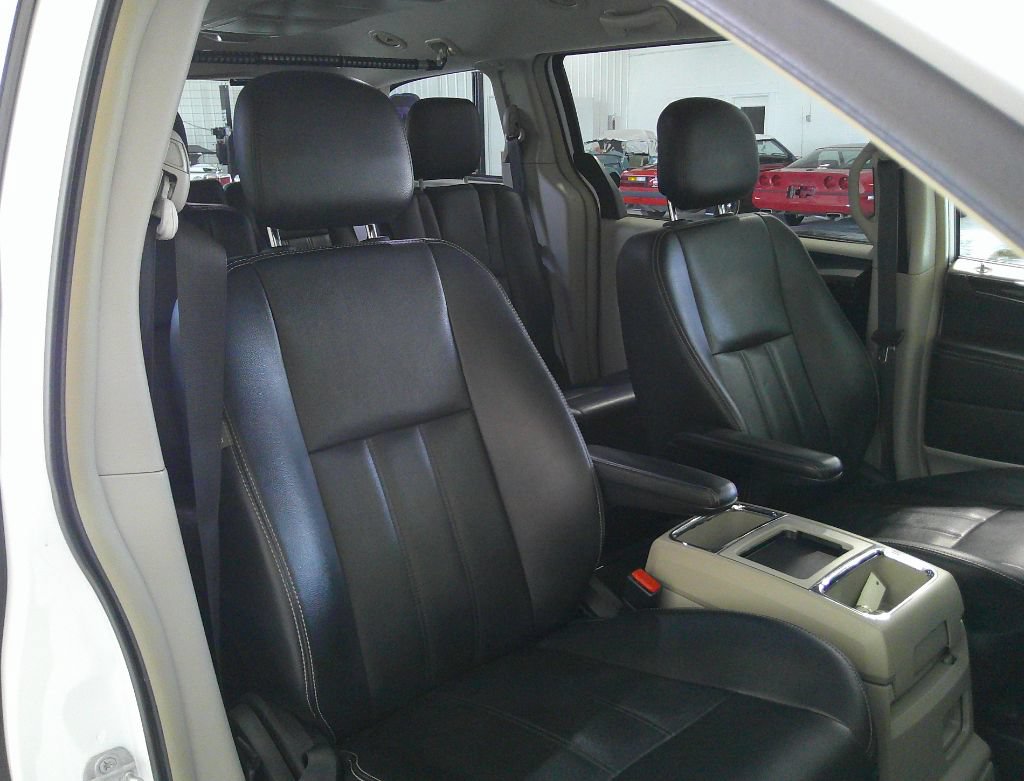 Used 2014 Chrysler Town & Country Touring FWD image 24