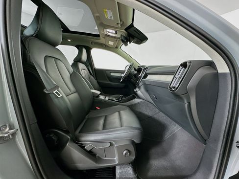 Used 2025 Volvo XC40 B5 Core image 32