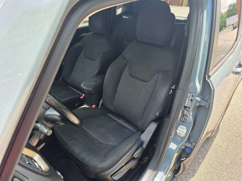 Used 2017 Jeep Renegade Latitude FWD image 12