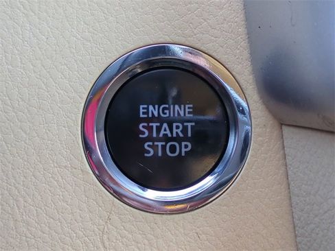 Used 2019 Toyota Highlander XLE image 29