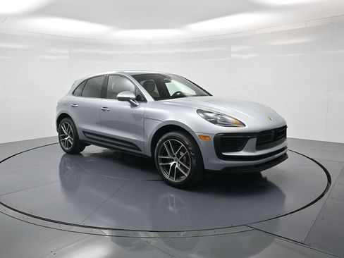 Certified 2026 Porsche Macan AWD/4WD image 32