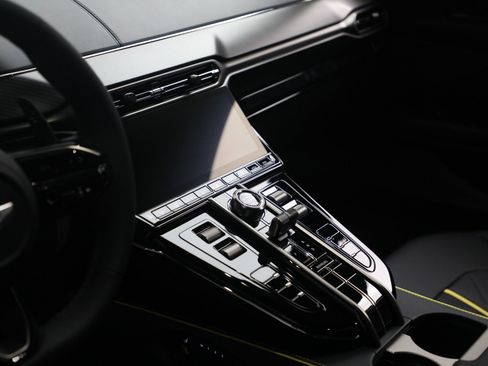 New 2026 Aston Martin V8 Vantage S image 23