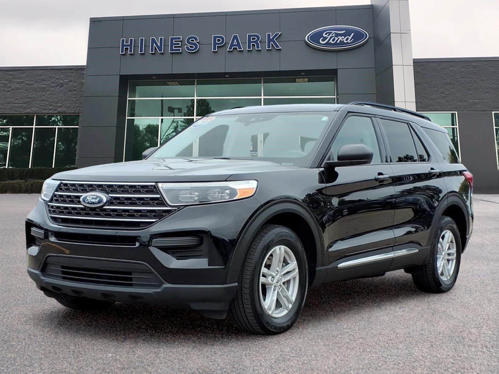 Used 2023 Ford Explorer XLT AWD/4WD image 3