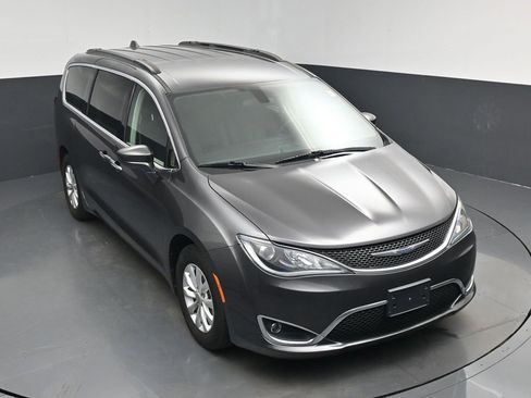 Used 2018 Chrysler Pacifica Touring Plus image 33