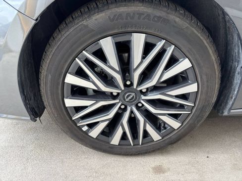 Used 2025 Nissan Altima 2.5 SV FWD image 30