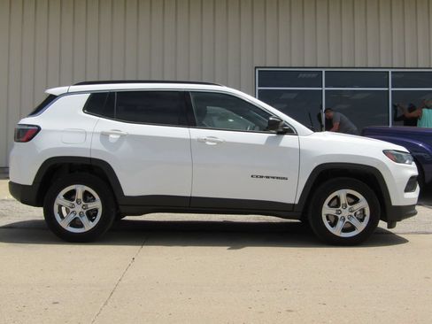 Used 2024 Jeep Compass Latitude AWD/4WD image 2