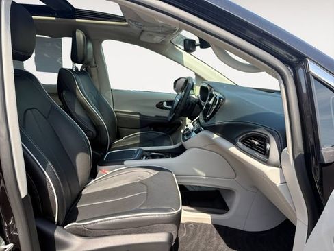 Used 2023 Chrysler Pacifica Limited FWD image 15