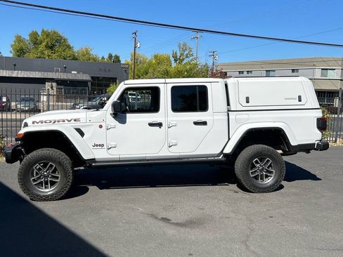 Used 2024 Jeep Gladiator Mojave AWD/4WD image 4