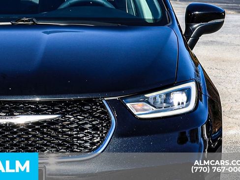 Used 2023 Chrysler Pacifica Touring-L image 16