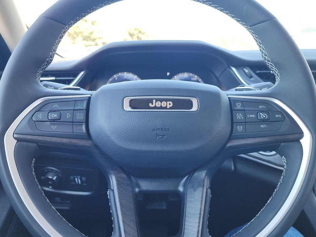 Used 2023 Jeep Grand Cherokee L Limited AWD/4WD image 14