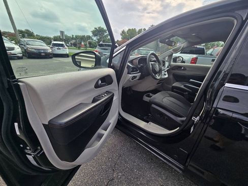 Used 2017 Chrysler Pacifica LX FWD image 17