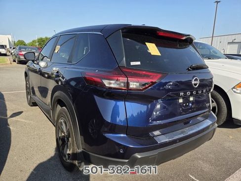 Used 2024 Nissan Rogue SV FWD image 2