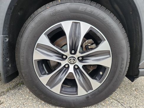 Used 2020 Toyota Highlander XLE AWD/4WD image 22