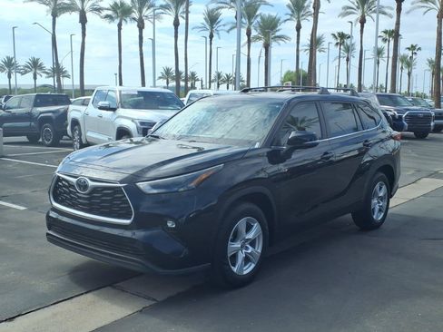 Used 2023 Toyota Highlander LE FWD image 8