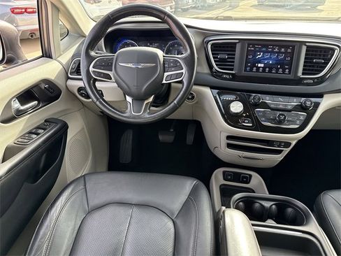 Used 2020 Chrysler Pacifica Touring-L image 10