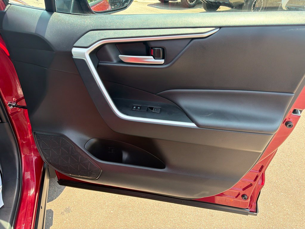 Used 2025 Toyota RAV4 XLE AWD/4WD image 10