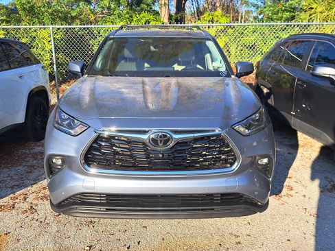 Used 2021 Toyota Highlander Limited image 2
