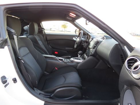 Used 2010 Nissan 370Z Coupe image 26