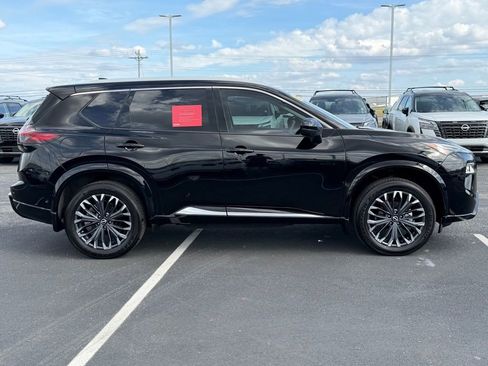 Used 2024 Nissan Rogue Platinum image 4