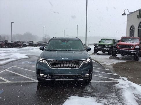 Used 2024 Kia Carnival SX image 3