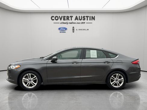 Used 2018 Ford Fusion SE w/ Fusion SE Technology Package image 2