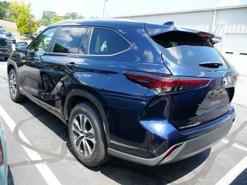 Used 2024 Toyota Highlander XLE FWD image 8