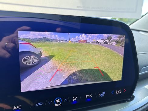 Used 2025 Chevrolet Traverse LT image 17