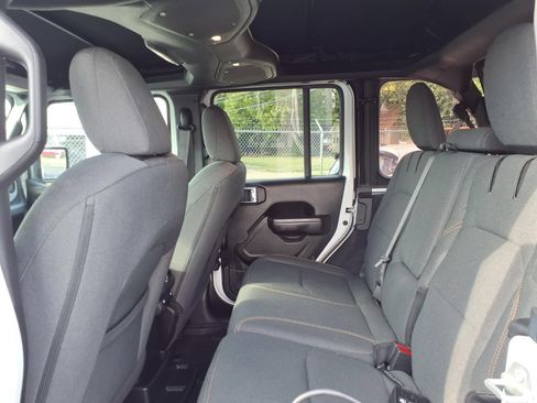Used 2024 Jeep Wrangler Unlimited w/ Convenience Group AWD/4WD image 20
