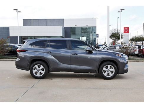 Used 2024 Toyota Highlander XLE image 7