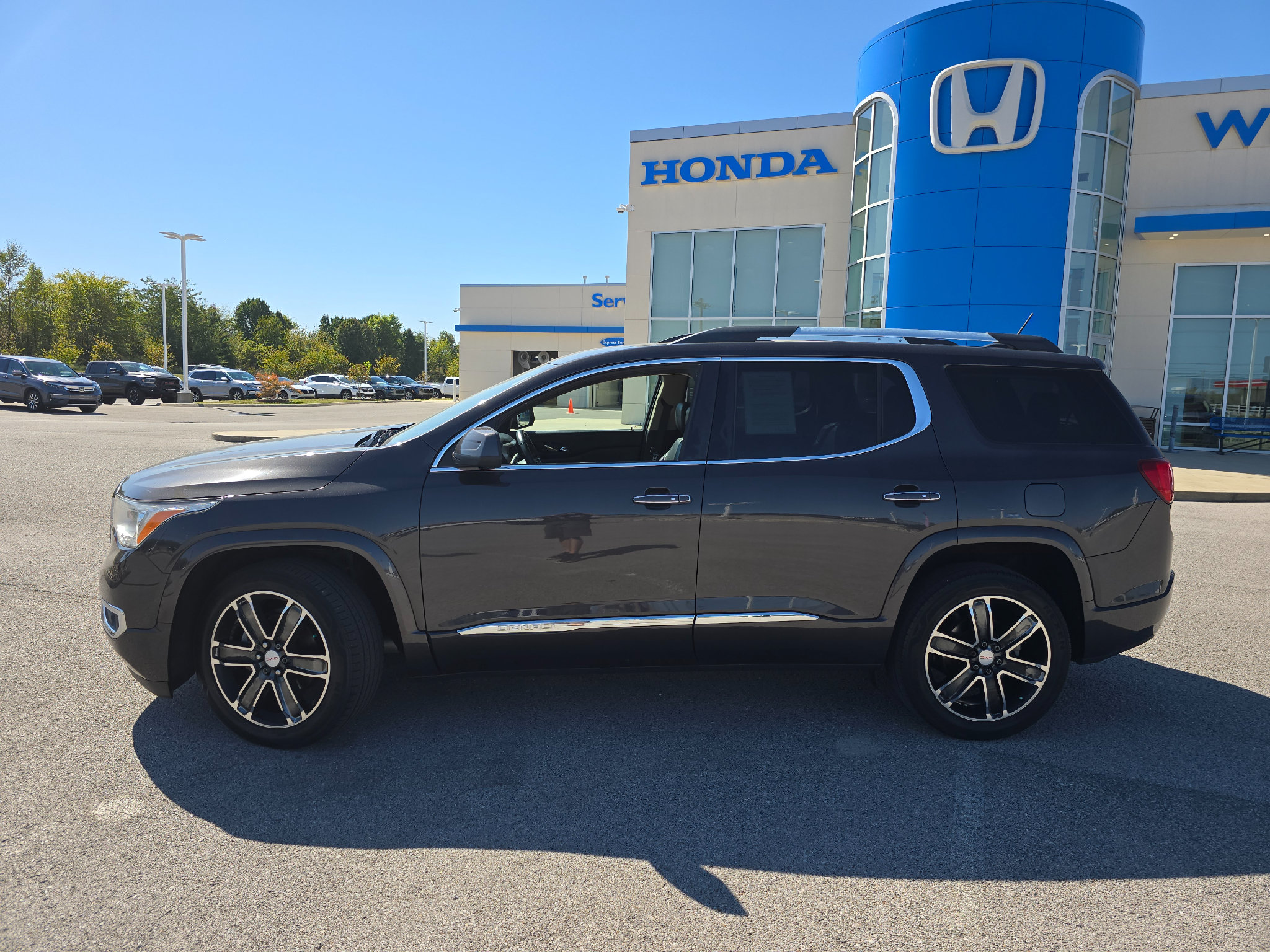 Used 2017 GMC Acadia Denali w/ Technology Package AWD/4WD image 11