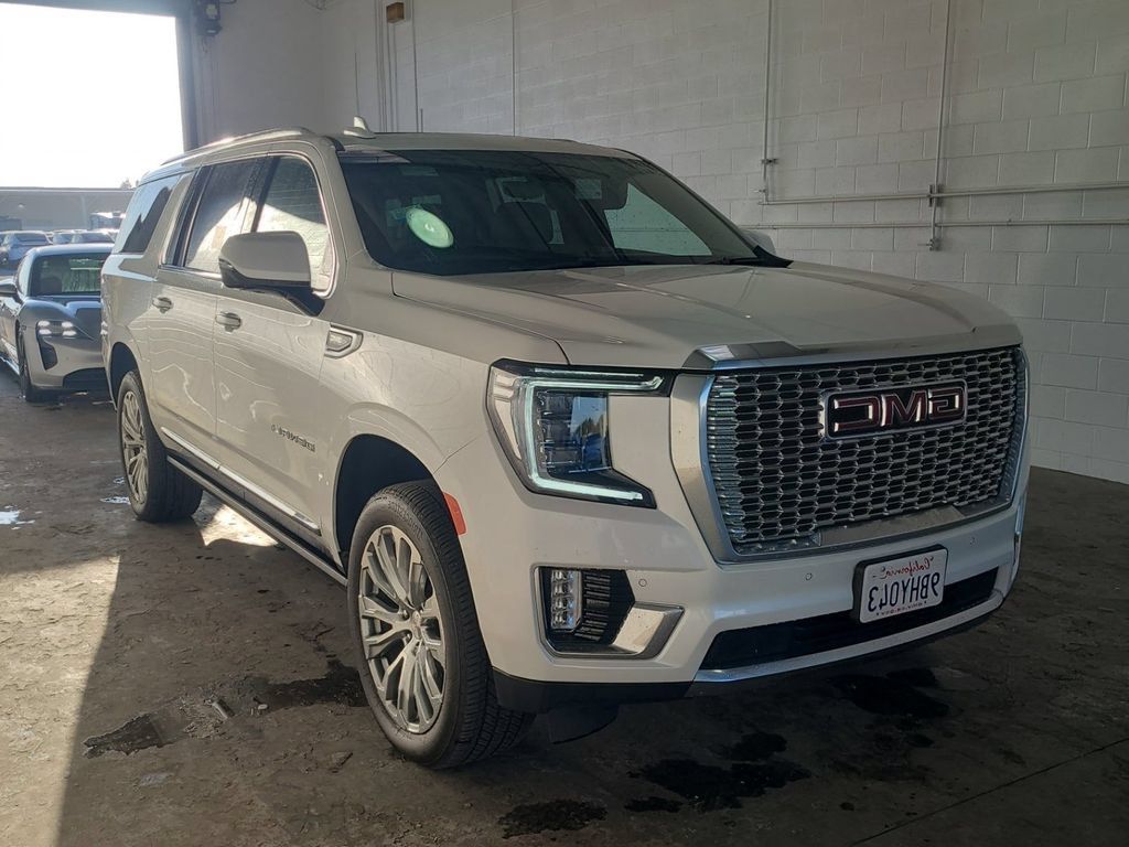 Used 2022 GMC Yukon XL Denali w/ Denali Premium Package AWD/4WD image 1