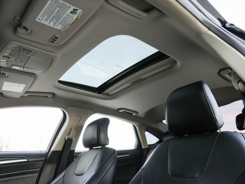 Used 2018 Ford Fusion Titanium image 16