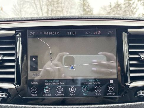 Used 2020 Chrysler Pacifica Touring-L FWD image 18