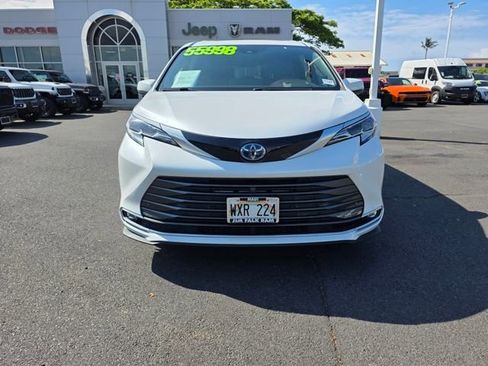 Used 2023 Toyota Sienna Platinum FWD image 2