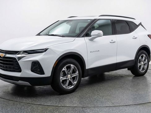 Used 2025 Chevrolet Blazer LT image 3