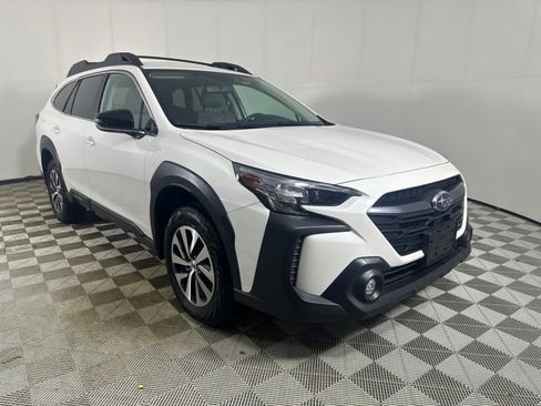 Used 2025 Subaru Outback Premium AWD/4WD image 1