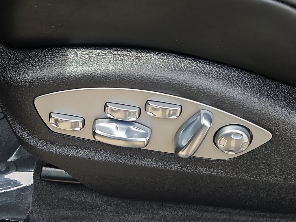Certified 2026 Porsche Macan AWD/4WD image 28