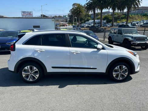 Used 2022 Kia Niro EX FWD image 4