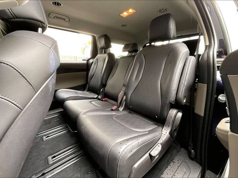 Used 2026 Kia Carnival FWD image 14