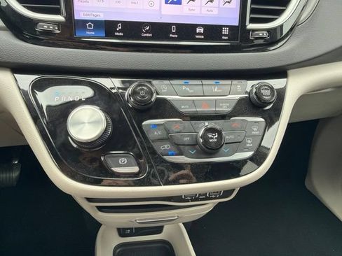 Used 2024 Chrysler Pacifica Touring-L FWD image 7