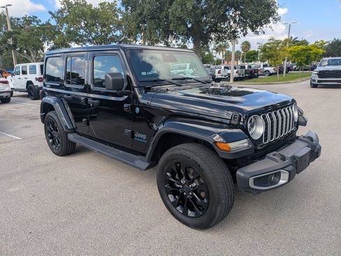 Used 2025 Jeep Wrangler Unlimited Sahara AWD/4WD image 2