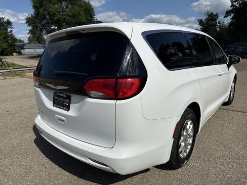 Used 2023 Chrysler Voyager LX FWD image 3